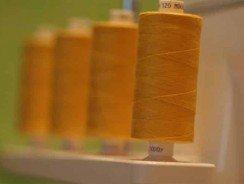 La différence entre une surjeteuse et une machine à coudre