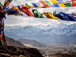 Bien communiquer grâce aux mâts et supports pour drapeaux