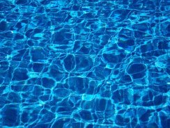 Comparatif des meilleurs robots nettoyeurs de piscine 2025